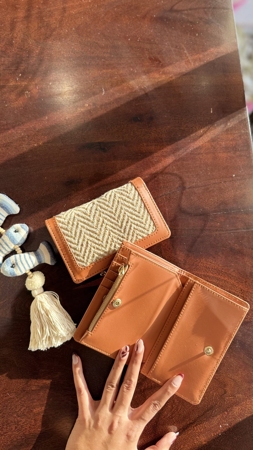 Angle view of the Cardo wallet highlighting the premium leather grain and brown edge finish.